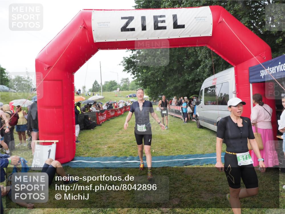21.06.2025 - 27. Vierlanden-Triathlon MichiJ http://msf.ph/oto/8042896 15.06.2026 13:38:28 Ziel 786, 856, 911 meine-sportfotos.de