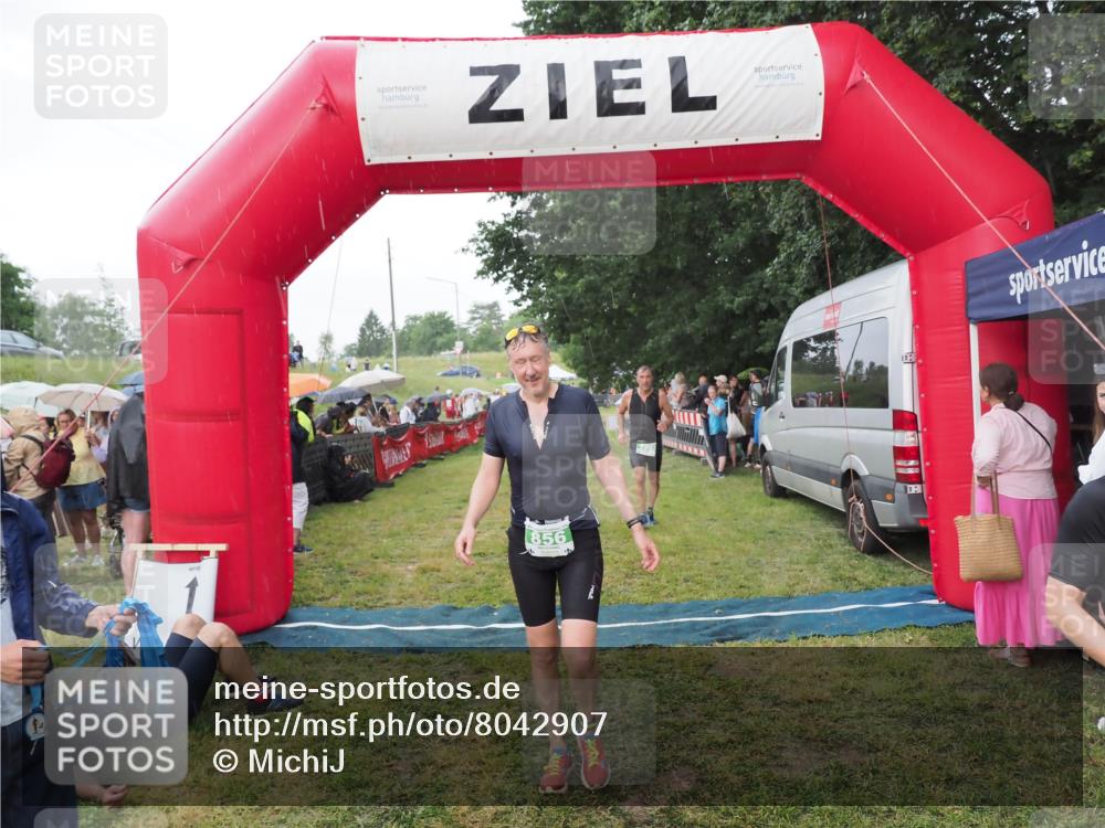 21.06.2025 - 27. Vierlanden-Triathlon MichiJ http://msf.ph/oto/8042907 15.06.2026 13:38:29 Ziel 786, 856, 911 meine-sportfotos.de
