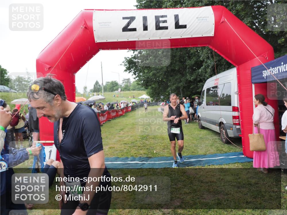 21.06.2025 - 27. Vierlanden-Triathlon MichiJ http://msf.ph/oto/8042911 15.06.2026 13:38:30 Ziel 786, 856, 911 meine-sportfotos.de