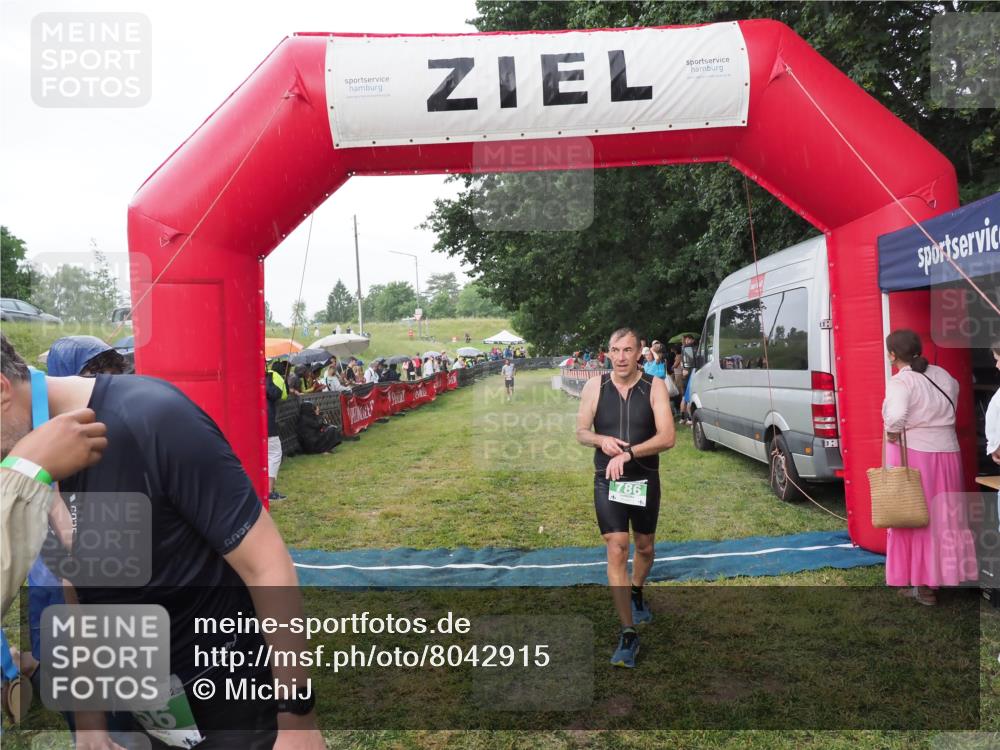 21.06.2025 - 27. Vierlanden-Triathlon MichiJ http://msf.ph/oto/8042915 15.06.2026 13:38:31 Ziel 786, 856, 911 meine-sportfotos.de