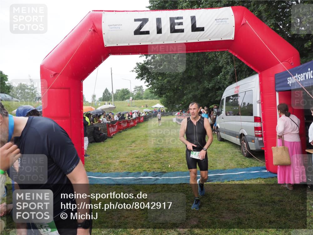 21.06.2025 - 27. Vierlanden-Triathlon MichiJ http://msf.ph/oto/8042917 15.06.2026 13:38:31 Ziel 786, 856, 911 meine-sportfotos.de