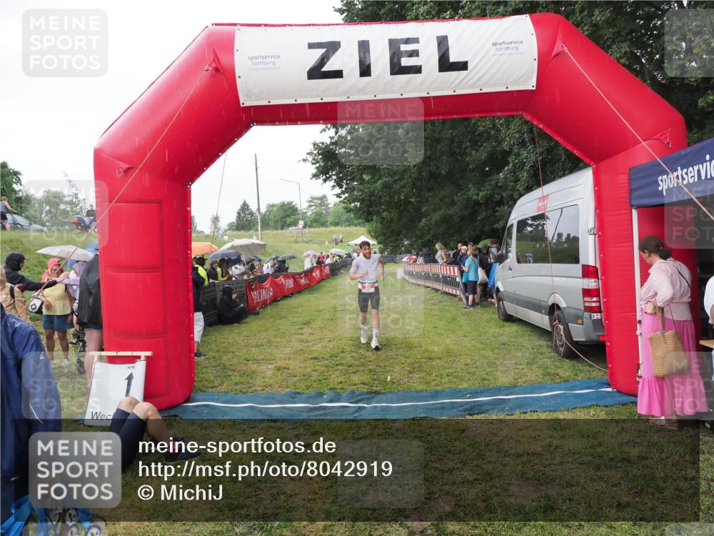 21.06.2025 - 27. Vierlanden-Triathlon MichiJ http://msf.ph/oto/8042919 15.06.2026 13:38:38 Ziel 29 meine-sportfotos.de