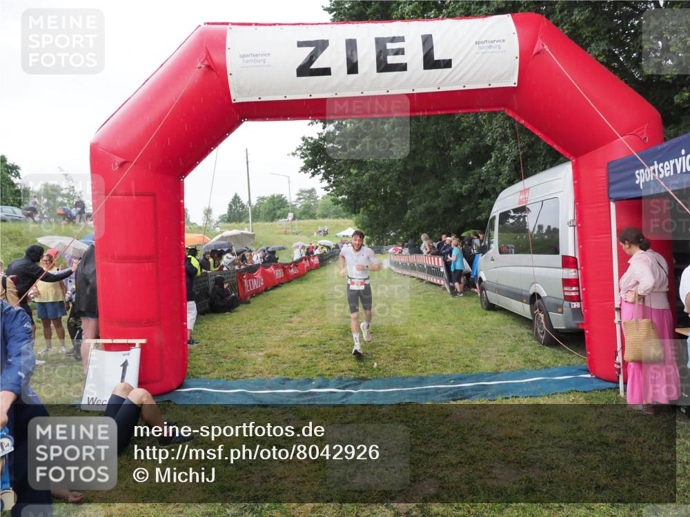 21.06.2025 - 27. Vierlanden-Triathlon MichiJ http://msf.ph/oto/8042926 15.06.2026 13:38:38 Ziel 29 meine-sportfotos.de