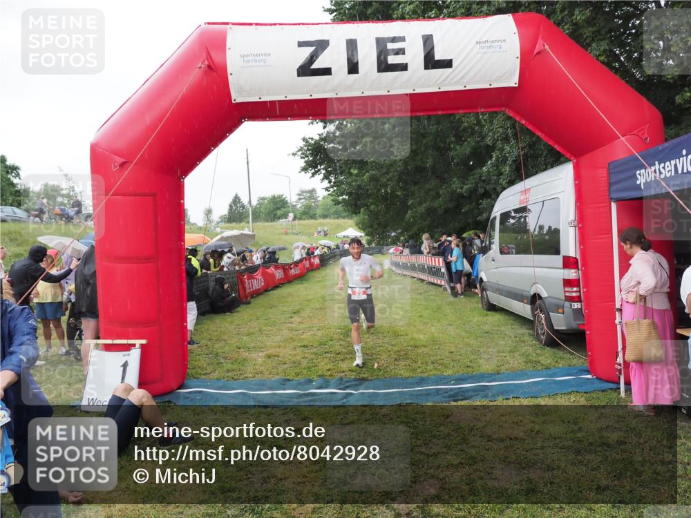21.06.2025 - 27. Vierlanden-Triathlon MichiJ http://msf.ph/oto/8042928 15.06.2026 13:38:38 Ziel 29 meine-sportfotos.de