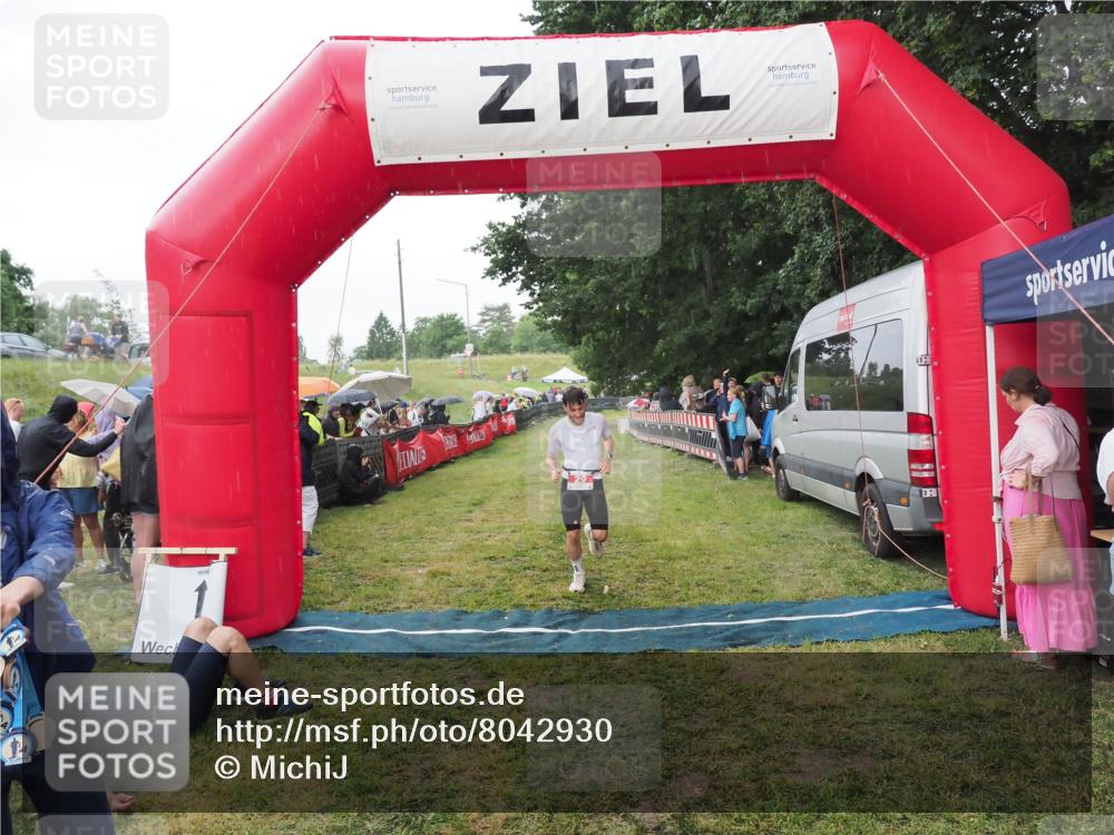 21.06.2025 - 27. Vierlanden-Triathlon MichiJ http://msf.ph/oto/8042930 15.06.2026 13:38:38 Ziel 29 meine-sportfotos.de