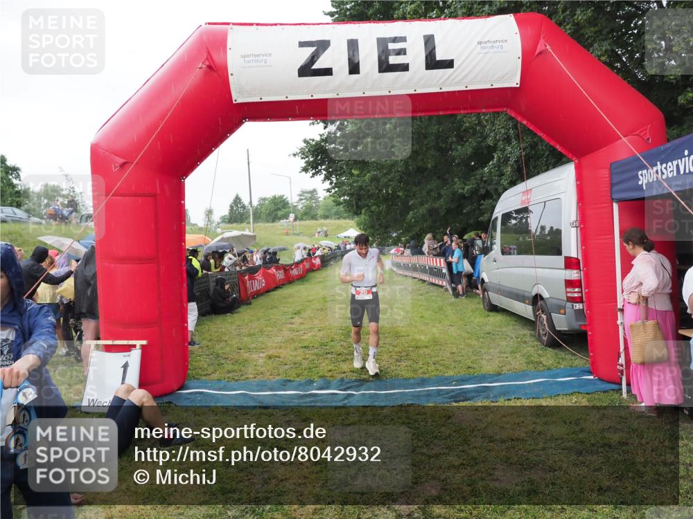 21.06.2025 - 27. Vierlanden-Triathlon MichiJ http://msf.ph/oto/8042932 15.06.2026 13:38:39 Ziel 29 meine-sportfotos.de