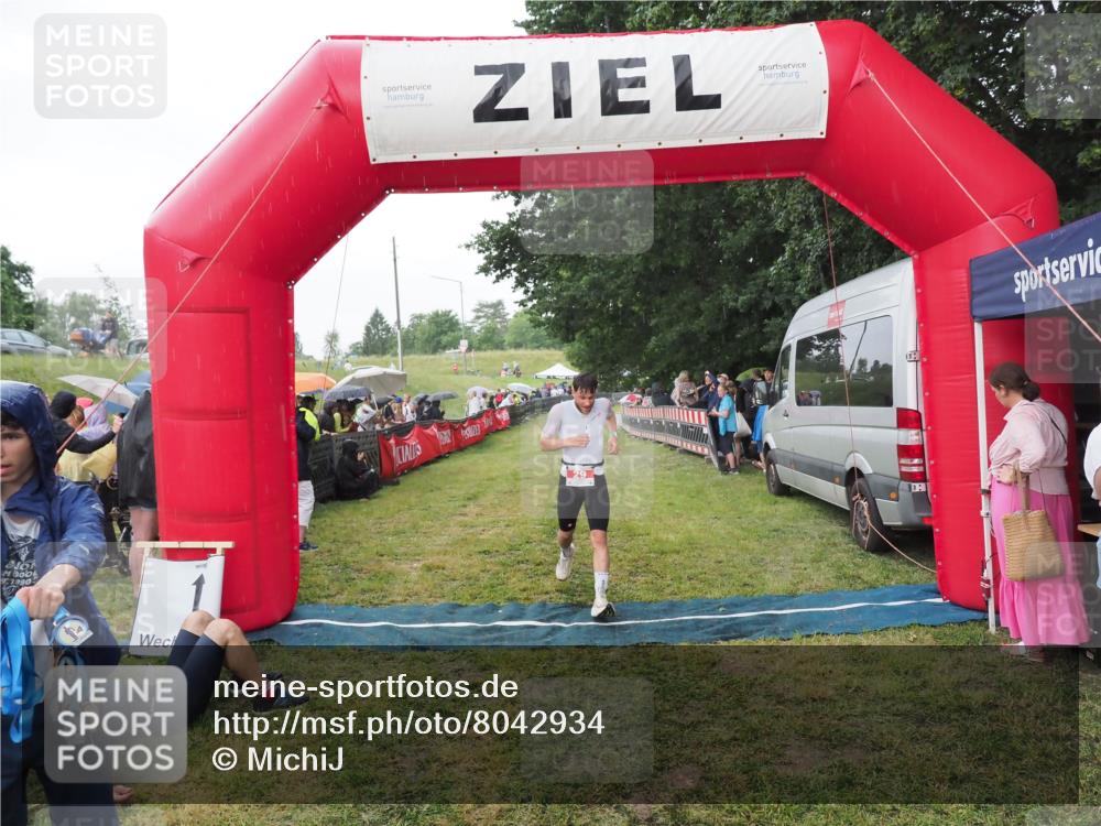 21.06.2025 - 27. Vierlanden-Triathlon MichiJ http://msf.ph/oto/8042934 15.06.2026 13:38:39 Ziel 29 meine-sportfotos.de