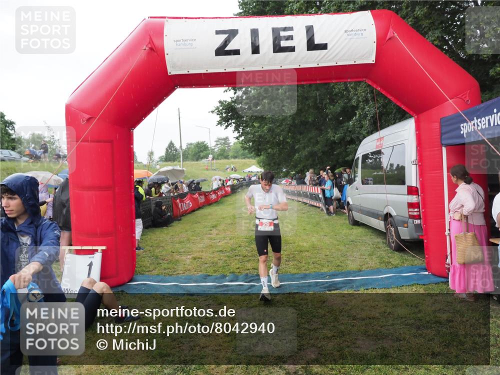 21.06.2025 - 27. Vierlanden-Triathlon MichiJ http://msf.ph/oto/8042940 15.06.2026 13:38:39 Ziel 29 meine-sportfotos.de