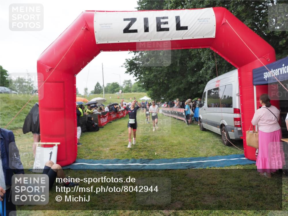 21.06.2025 - 27. Vierlanden-Triathlon MichiJ http://msf.ph/oto/8042944 15.06.2026 13:39:08 Ziel 745, 789, 920 meine-sportfotos.de