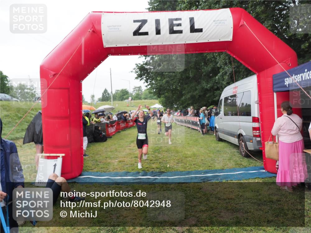 21.06.2025 - 27. Vierlanden-Triathlon MichiJ http://msf.ph/oto/8042948 15.06.2026 13:39:08 Ziel 745, 789, 920 meine-sportfotos.de