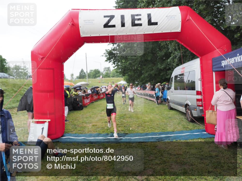 21.06.2025 - 27. Vierlanden-Triathlon MichiJ http://msf.ph/oto/8042950 15.06.2026 13:39:08 Ziel 745, 789, 920 meine-sportfotos.de
