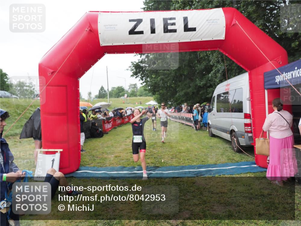 21.06.2025 - 27. Vierlanden-Triathlon MichiJ http://msf.ph/oto/8042953 15.06.2026 13:39:08 Ziel 745, 789, 920 meine-sportfotos.de
