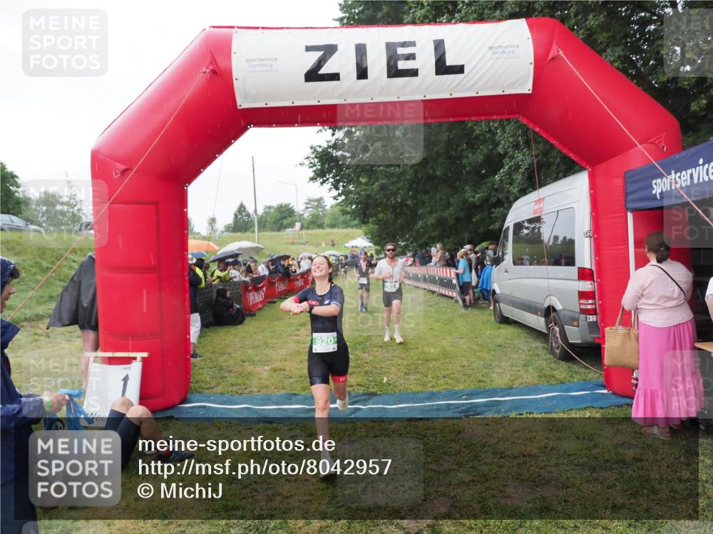 21.06.2025 - 27. Vierlanden-Triathlon MichiJ http://msf.ph/oto/8042957 15.06.2026 13:39:09 Ziel 745, 789, 920 meine-sportfotos.de