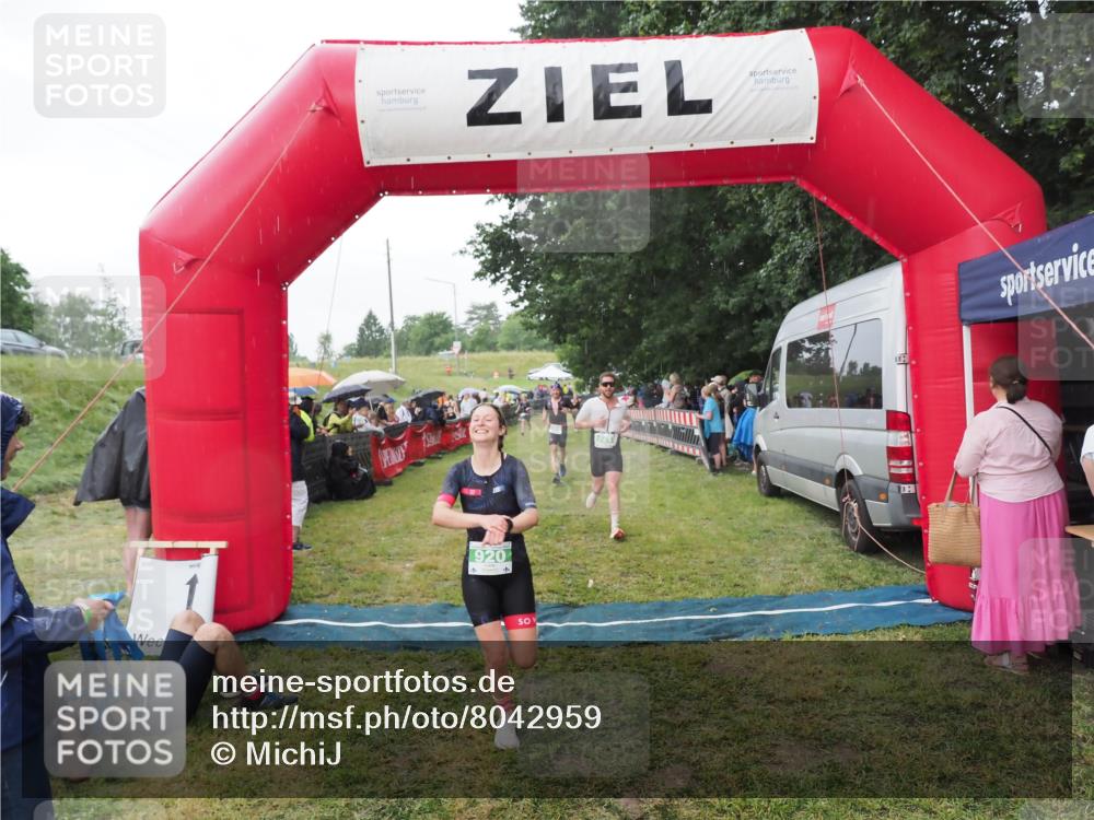 21.06.2025 - 27. Vierlanden-Triathlon MichiJ http://msf.ph/oto/8042959 15.06.2026 13:39:09 Ziel 745, 789, 920 meine-sportfotos.de