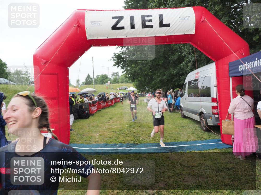 21.06.2025 - 27. Vierlanden-Triathlon MichiJ http://msf.ph/oto/8042972 15.06.2026 13:39:10 Ziel 745, 789, 920 meine-sportfotos.de