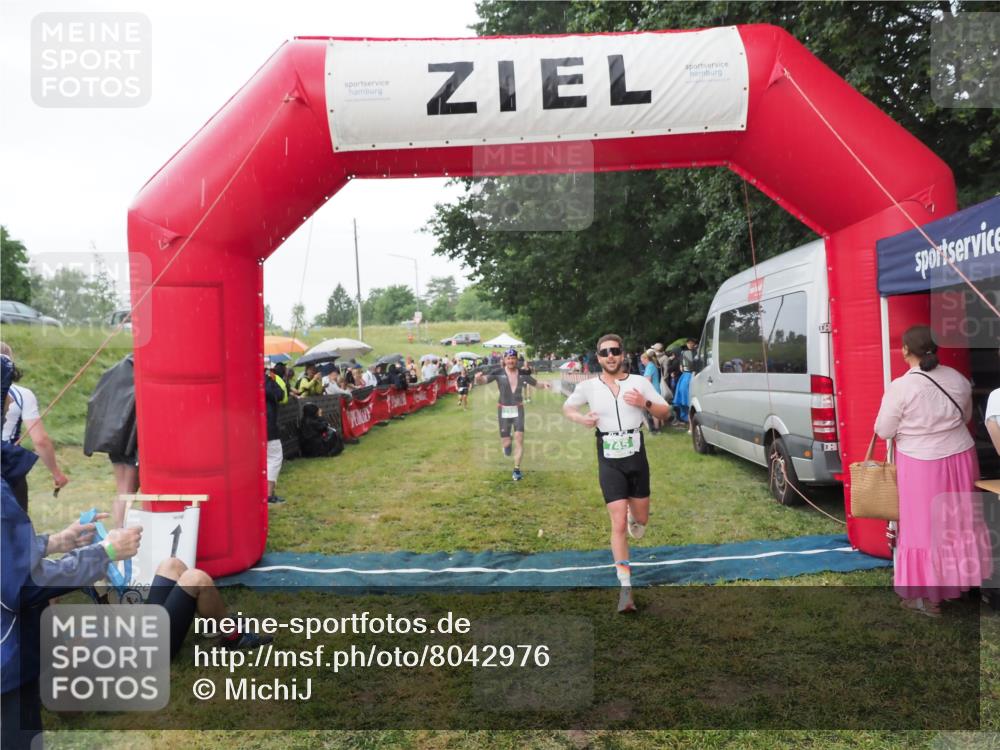 21.06.2025 - 27. Vierlanden-Triathlon MichiJ http://msf.ph/oto/8042976 15.06.2026 13:39:10 Ziel 745, 789, 920 meine-sportfotos.de