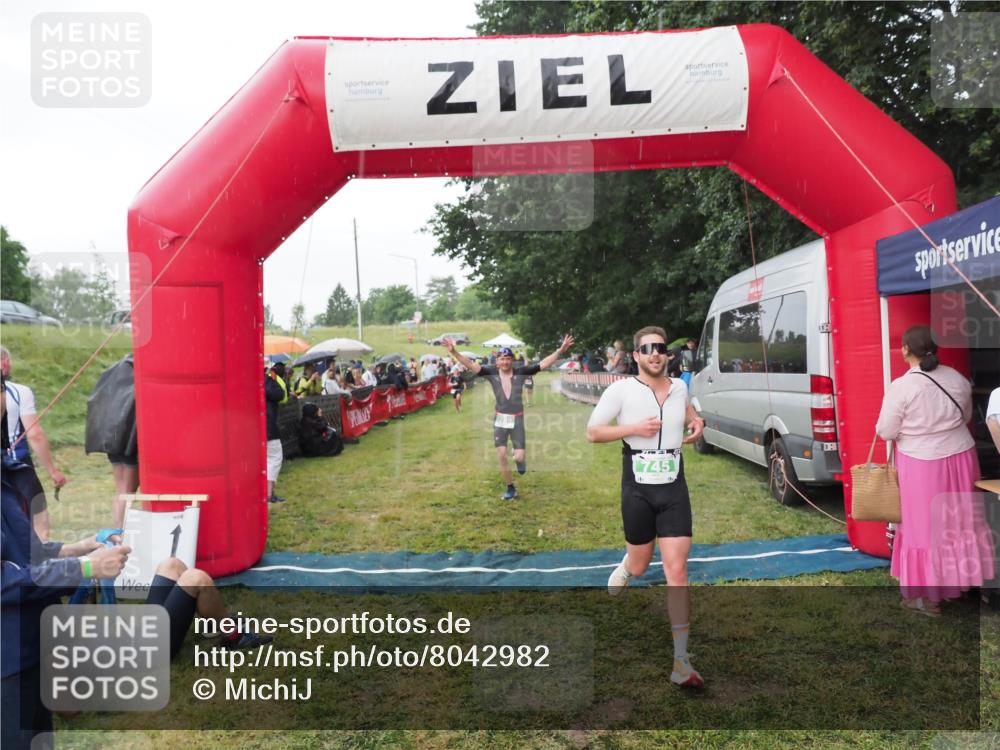 21.06.2025 - 27. Vierlanden-Triathlon MichiJ http://msf.ph/oto/8042982 15.06.2026 13:39:10 Ziel 745, 789, 920 meine-sportfotos.de