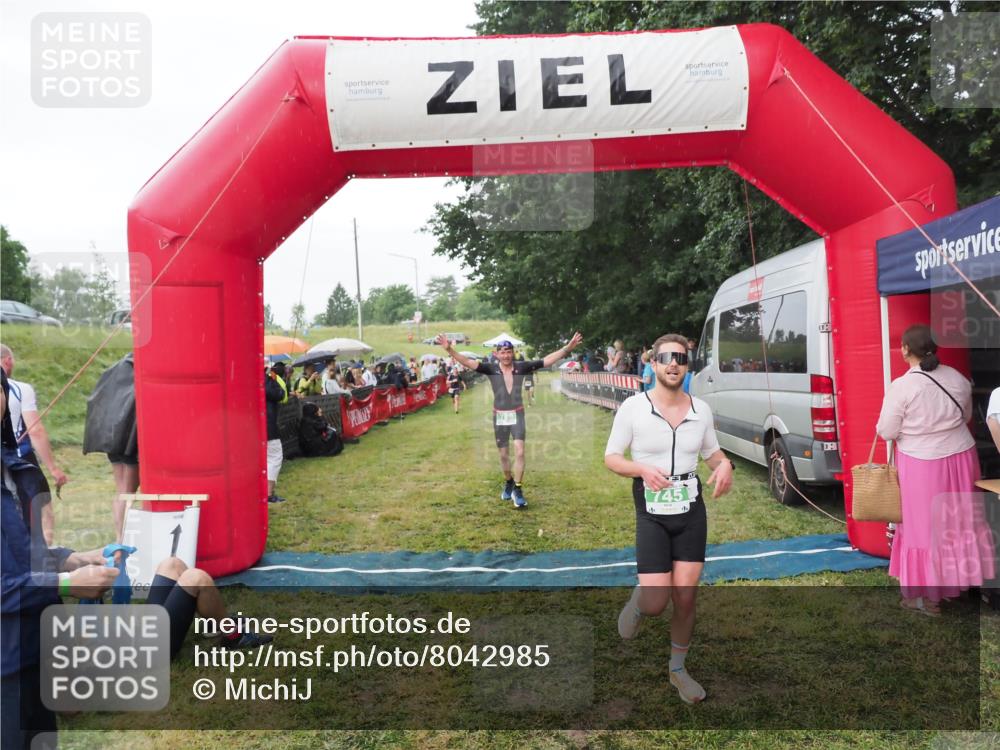 21.06.2025 - 27. Vierlanden-Triathlon MichiJ http://msf.ph/oto/8042985 15.06.2026 13:39:10 Ziel 745, 789, 920 meine-sportfotos.de