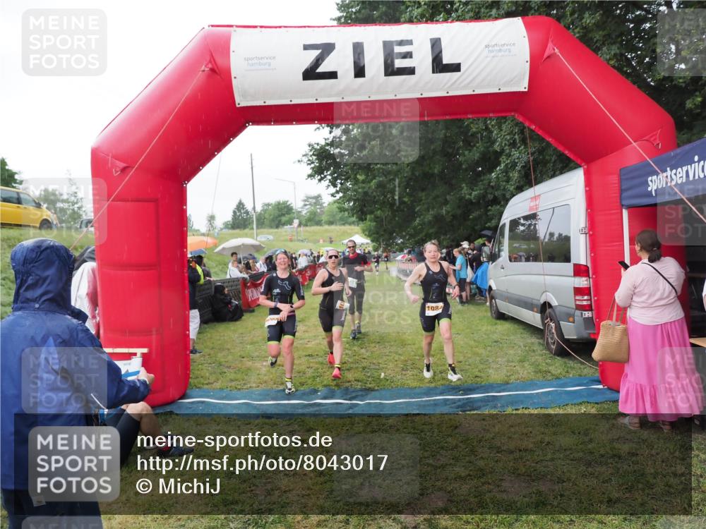 21.06.2025 - 27. Vierlanden-Triathlon MichiJ http://msf.ph/oto/8043017 15.06.2026 13:39:15 Ziel 745, 789, 824, 920, 1082, 1083, 1084 meine-sportfotos.de