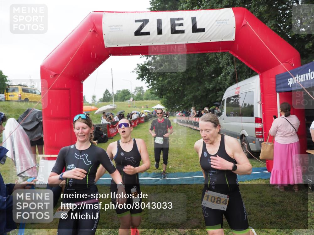 21.06.2025 - 27. Vierlanden-Triathlon MichiJ http://msf.ph/oto/8043033 15.06.2026 13:39:16 Ziel 745, 789, 824, 1082, 1083, 1084 meine-sportfotos.de