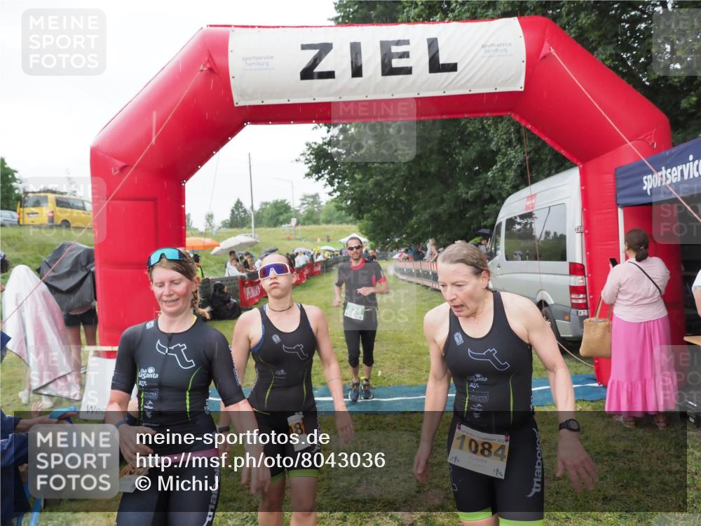 21.06.2025 - 27. Vierlanden-Triathlon MichiJ http://msf.ph/oto/8043036 15.06.2026 13:39:16 Ziel 745, 789, 824, 1082, 1083, 1084 meine-sportfotos.de