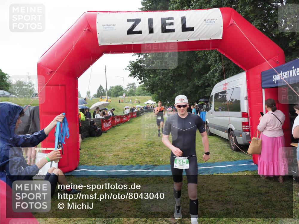 21.06.2025 - 27. Vierlanden-Triathlon MichiJ http://msf.ph/oto/8043040 15.06.2026 13:39:25 Ziel 645, 739 meine-sportfotos.de