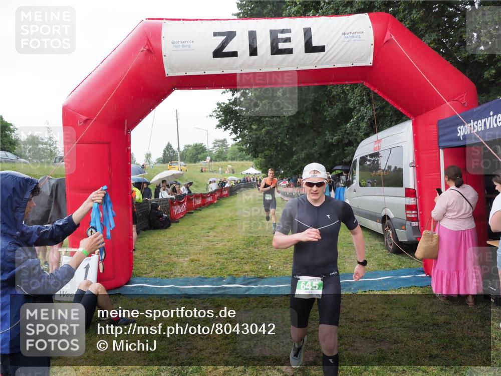21.06.2025 - 27. Vierlanden-Triathlon MichiJ http://msf.ph/oto/8043042 15.06.2026 13:39:25 Ziel 645, 739 meine-sportfotos.de