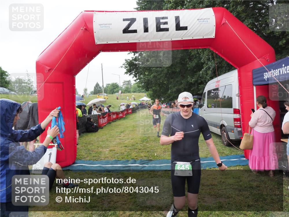 21.06.2025 - 27. Vierlanden-Triathlon MichiJ http://msf.ph/oto/8043045 15.06.2026 13:39:25 Ziel 645, 739 meine-sportfotos.de