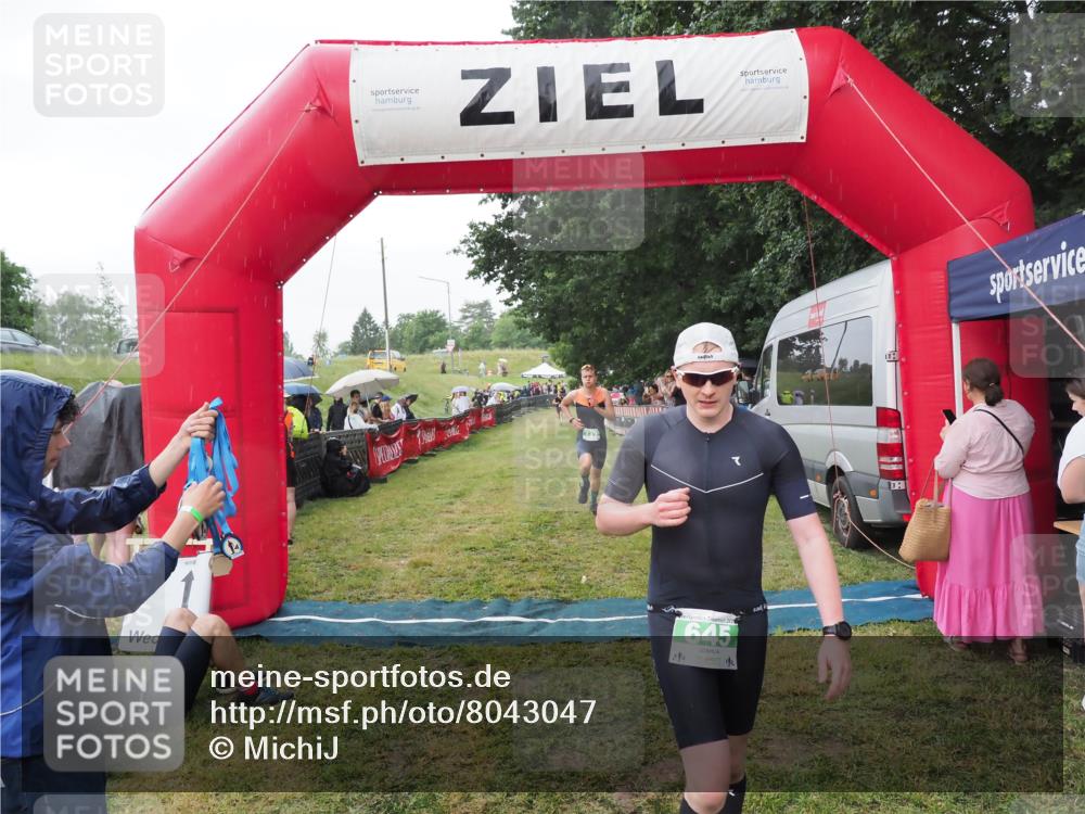 21.06.2025 - 27. Vierlanden-Triathlon MichiJ http://msf.ph/oto/8043047 15.06.2026 13:39:25 Ziel 645, 739 meine-sportfotos.de