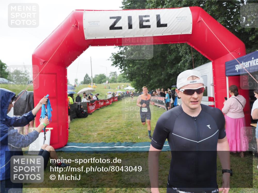 21.06.2025 - 27. Vierlanden-Triathlon MichiJ http://msf.ph/oto/8043049 15.06.2026 13:39:26 Ziel 645, 739 meine-sportfotos.de