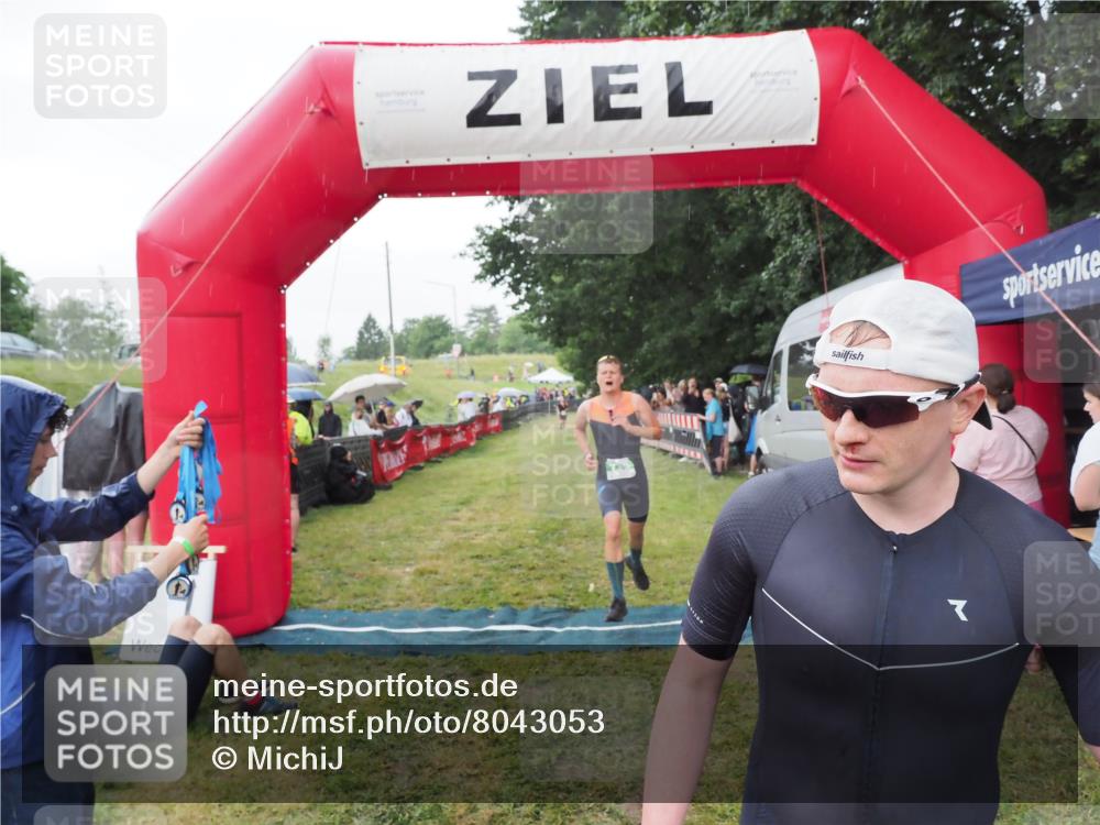 21.06.2025 - 27. Vierlanden-Triathlon MichiJ http://msf.ph/oto/8043053 15.06.2026 13:39:26 Ziel 645, 739 meine-sportfotos.de