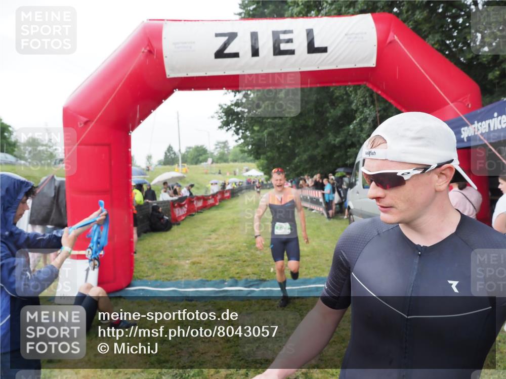 21.06.2025 - 27. Vierlanden-Triathlon MichiJ http://msf.ph/oto/8043057 15.06.2026 13:39:26 Ziel 645, 739 meine-sportfotos.de