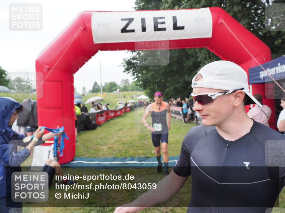 21.06.2025 - 27. Vierlanden-Triathlon MichiJ http://msf.ph/oto/8043059 15.06.2026 13:39:26 Ziel 645, 739 meine-sportfotos.de