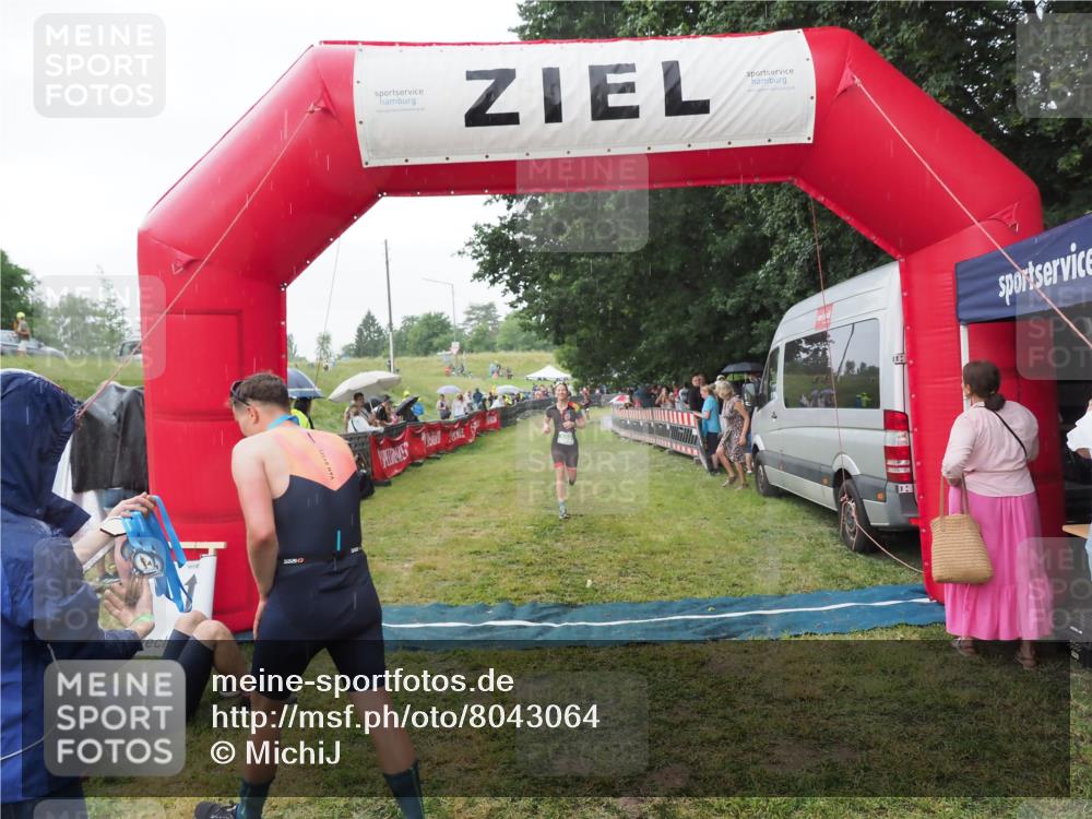 21.06.2025 - 27. Vierlanden-Triathlon MichiJ http://msf.ph/oto/8043064 15.06.2026 13:39:33 Ziel 739, 909 meine-sportfotos.de