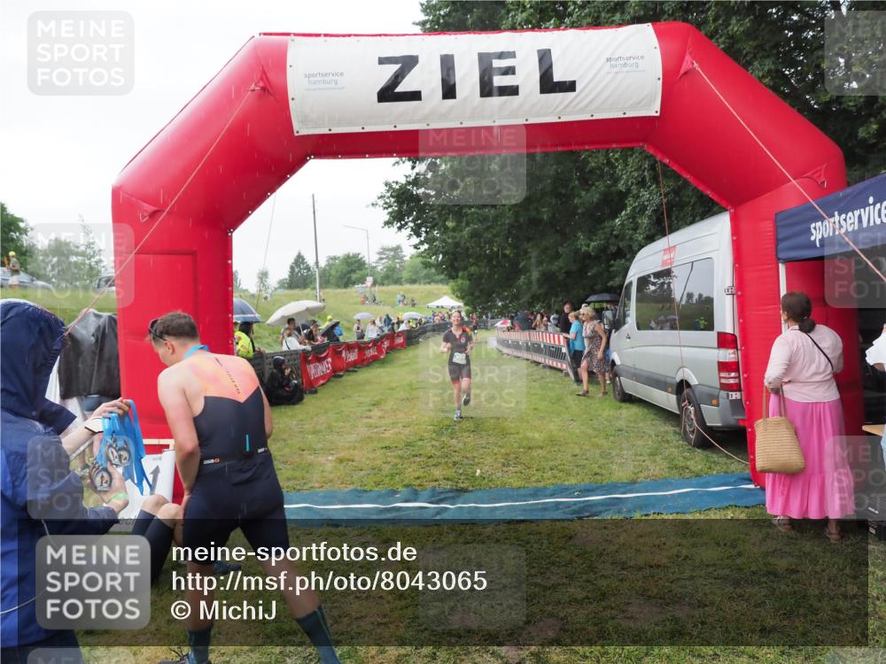 21.06.2025 - 27. Vierlanden-Triathlon MichiJ http://msf.ph/oto/8043065 15.06.2026 13:39:33 Ziel 739, 909 meine-sportfotos.de
