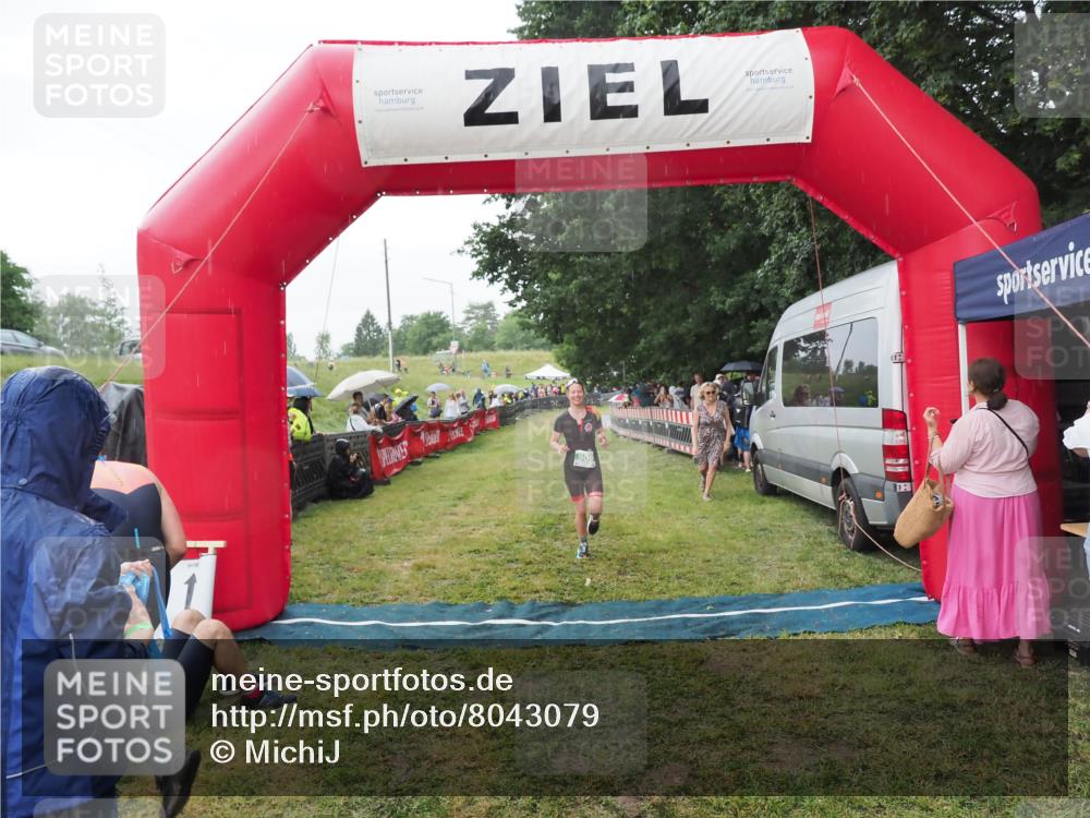 21.06.2025 - 27. Vierlanden-Triathlon MichiJ http://msf.ph/oto/8043079 15.06.2026 13:39:34 Ziel 909 meine-sportfotos.de