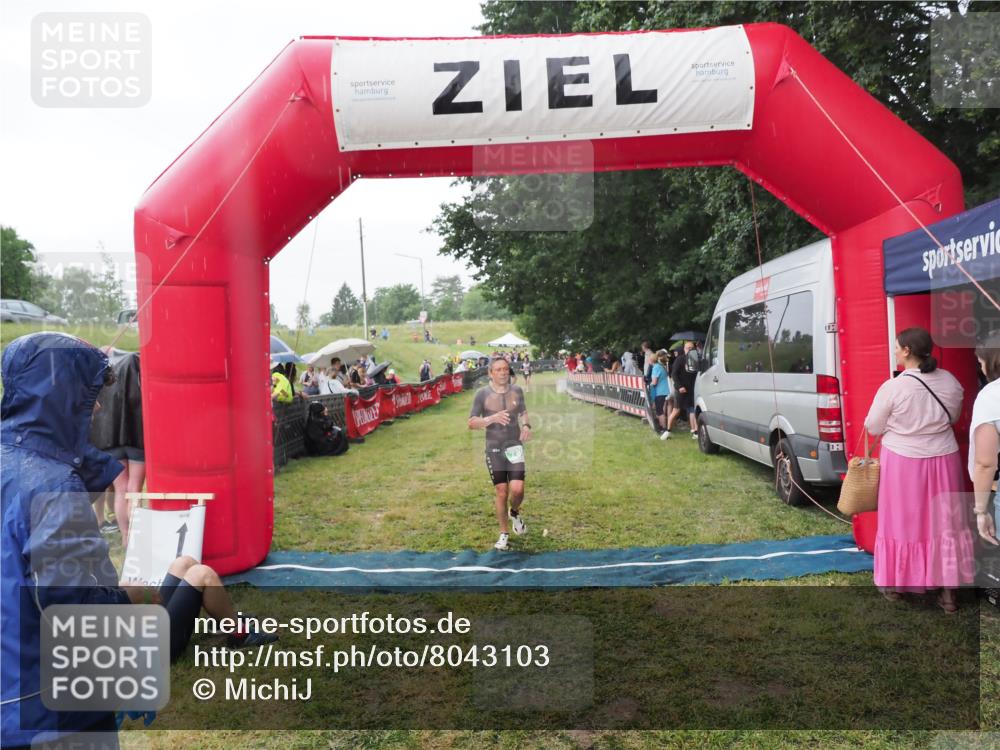 21.06.2025 - 27. Vierlanden-Triathlon MichiJ http://msf.ph/oto/8043103 15.06.2026 13:39:45 Ziel 780, 834 meine-sportfotos.de