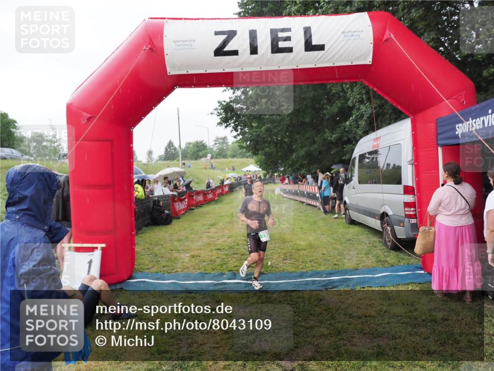 21.06.2025 - 27. Vierlanden-Triathlon MichiJ http://msf.ph/oto/8043109 15.06.2026 13:39:45 Ziel 780, 834 meine-sportfotos.de