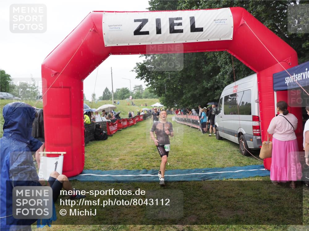 21.06.2025 - 27. Vierlanden-Triathlon MichiJ http://msf.ph/oto/8043112 15.06.2026 13:39:45 Ziel 780, 834 meine-sportfotos.de