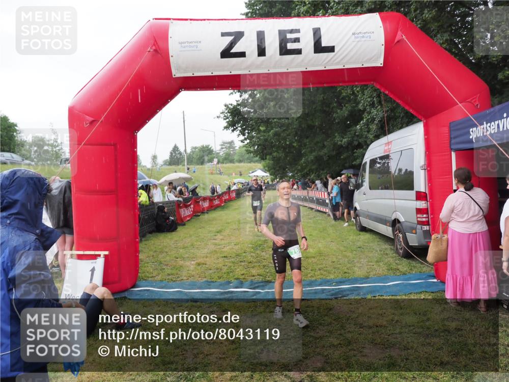 21.06.2025 - 27. Vierlanden-Triathlon MichiJ http://msf.ph/oto/8043119 15.06.2026 13:39:46 Ziel 780, 834 meine-sportfotos.de