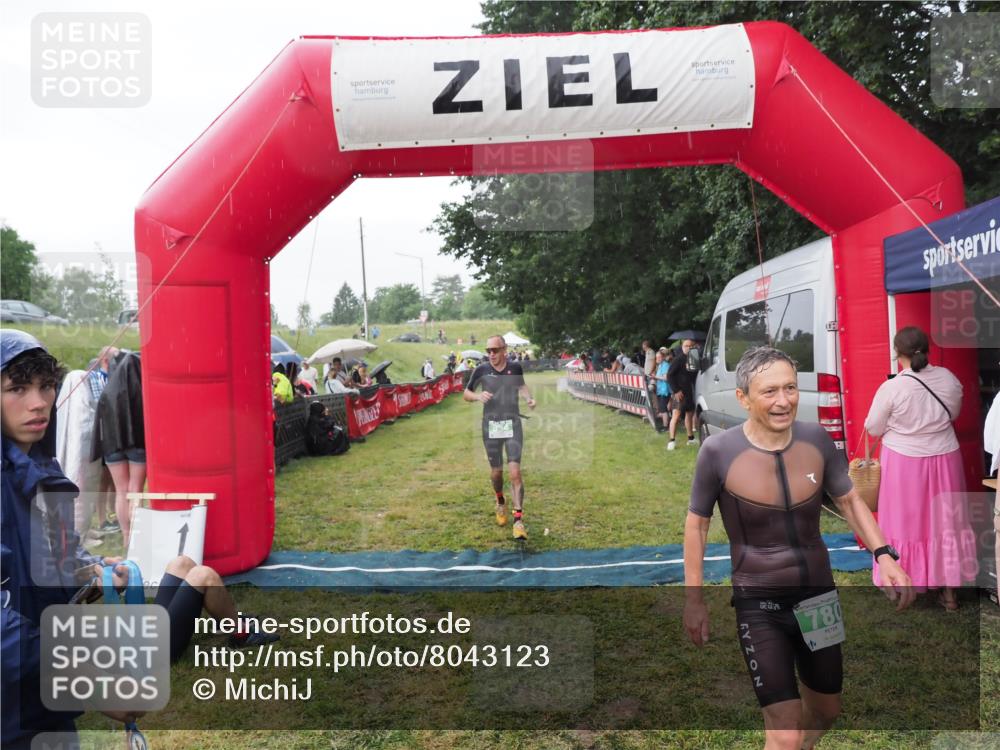21.06.2025 - 27. Vierlanden-Triathlon MichiJ http://msf.ph/oto/8043123 15.06.2026 13:39:47 Ziel 780, 834 meine-sportfotos.de