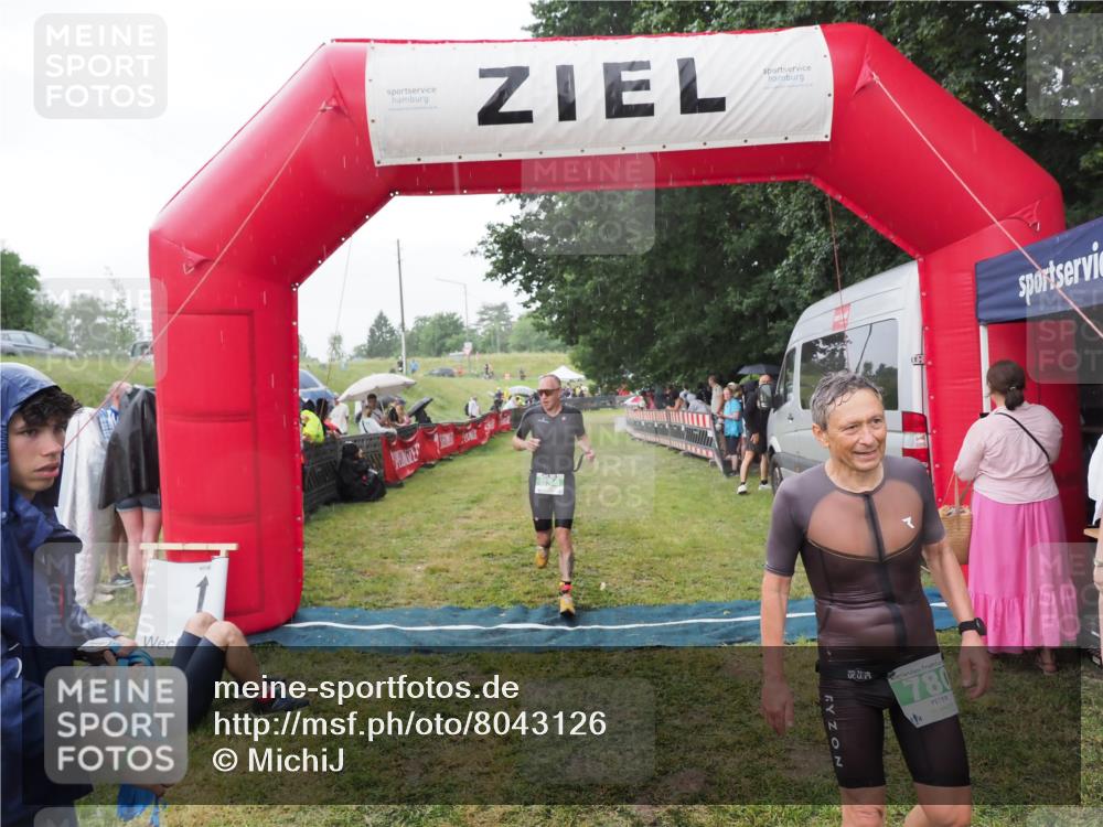 21.06.2025 - 27. Vierlanden-Triathlon MichiJ http://msf.ph/oto/8043126 15.06.2026 13:39:47 Ziel 780, 834 meine-sportfotos.de