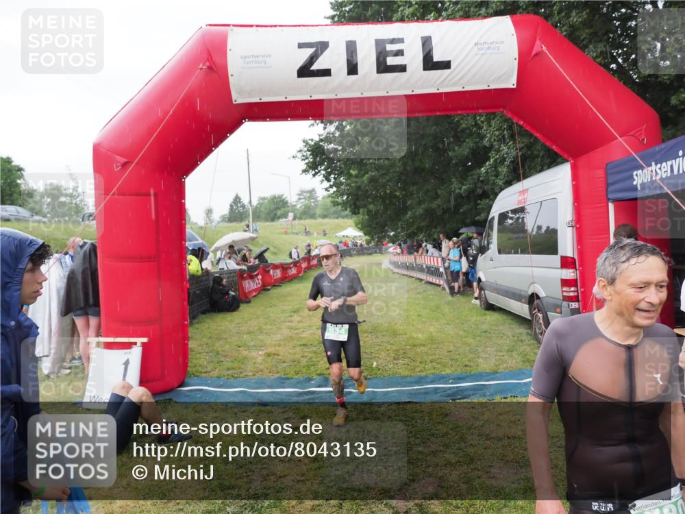 21.06.2025 - 27. Vierlanden-Triathlon MichiJ http://msf.ph/oto/8043135 15.06.2026 13:39:48 Ziel 780, 834 meine-sportfotos.de