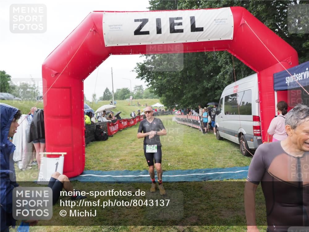 21.06.2025 - 27. Vierlanden-Triathlon MichiJ http://msf.ph/oto/8043137 15.06.2026 13:39:48 Ziel 780, 834 meine-sportfotos.de