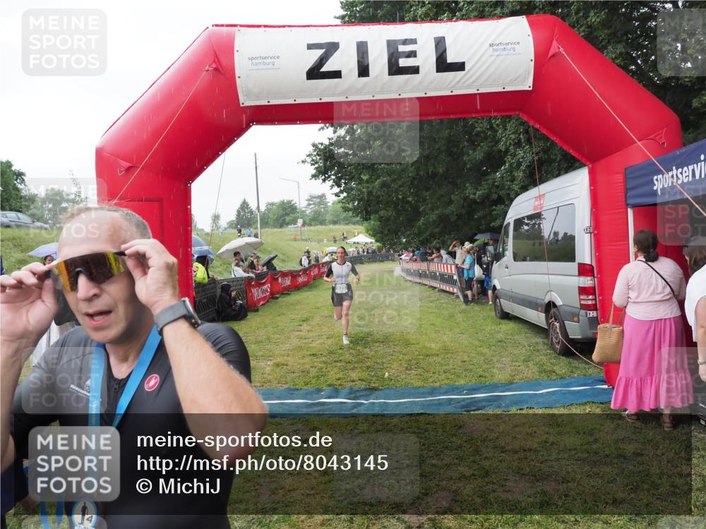 21.06.2025 - 27. Vierlanden-Triathlon MichiJ http://msf.ph/oto/8043145 15.06.2026 13:39:52 Ziel 780, 834, 929 meine-sportfotos.de