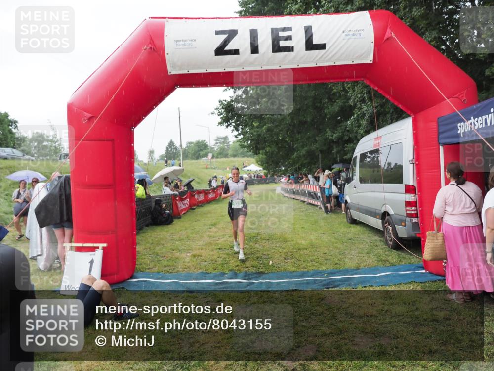21.06.2025 - 27. Vierlanden-Triathlon MichiJ http://msf.ph/oto/8043155 15.06.2026 13:39:53 Ziel 834, 929 meine-sportfotos.de