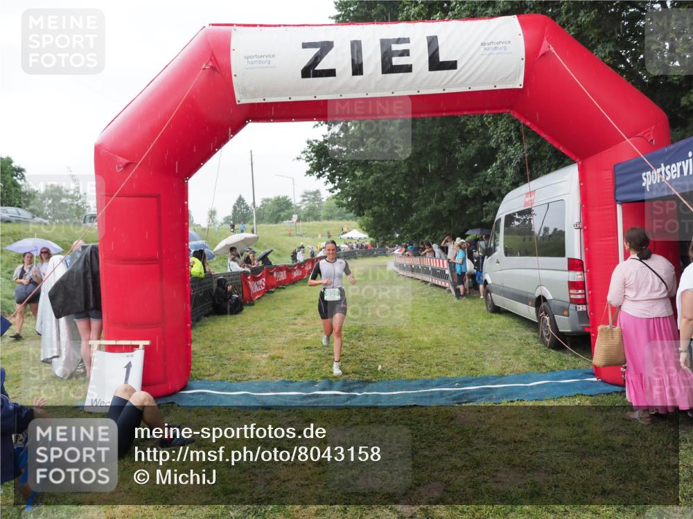 21.06.2025 - 27. Vierlanden-Triathlon MichiJ http://msf.ph/oto/8043158 15.06.2026 13:39:53 Ziel 834, 929 meine-sportfotos.de