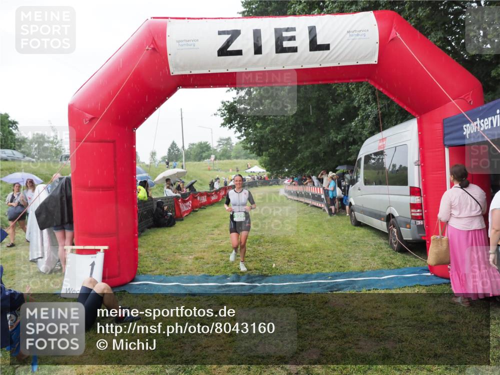 21.06.2025 - 27. Vierlanden-Triathlon MichiJ http://msf.ph/oto/8043160 15.06.2026 13:39:53 Ziel 834, 929 meine-sportfotos.de