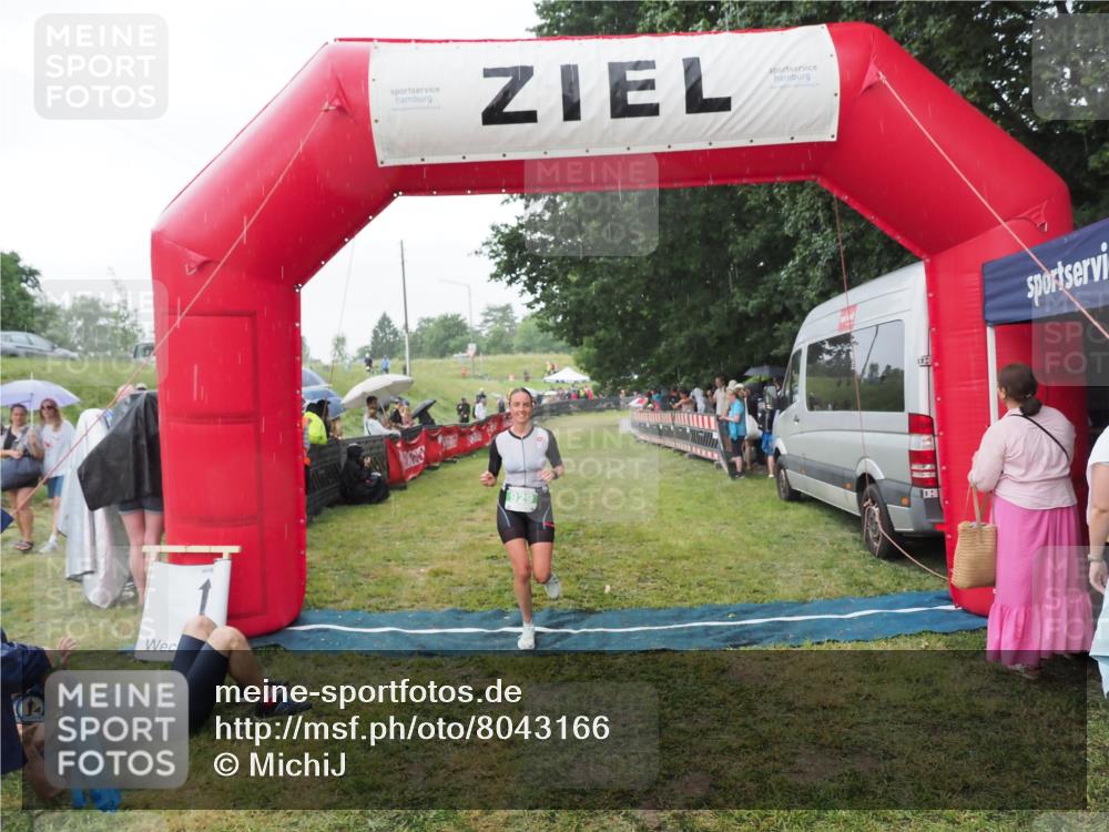 21.06.2025 - 27. Vierlanden-Triathlon MichiJ http://msf.ph/oto/8043166 15.06.2026 13:39:53 Ziel 834, 929 meine-sportfotos.de