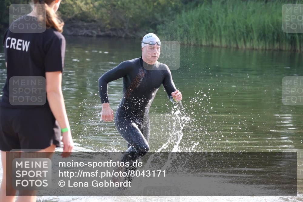 15.06.2025 - 27. Vierlanden-Triathlon Lena Gebhardt http://msf.ph/oto/8043171 15.06.2025 08:28:26 Schwimmen 10 meine-sportfotos.de